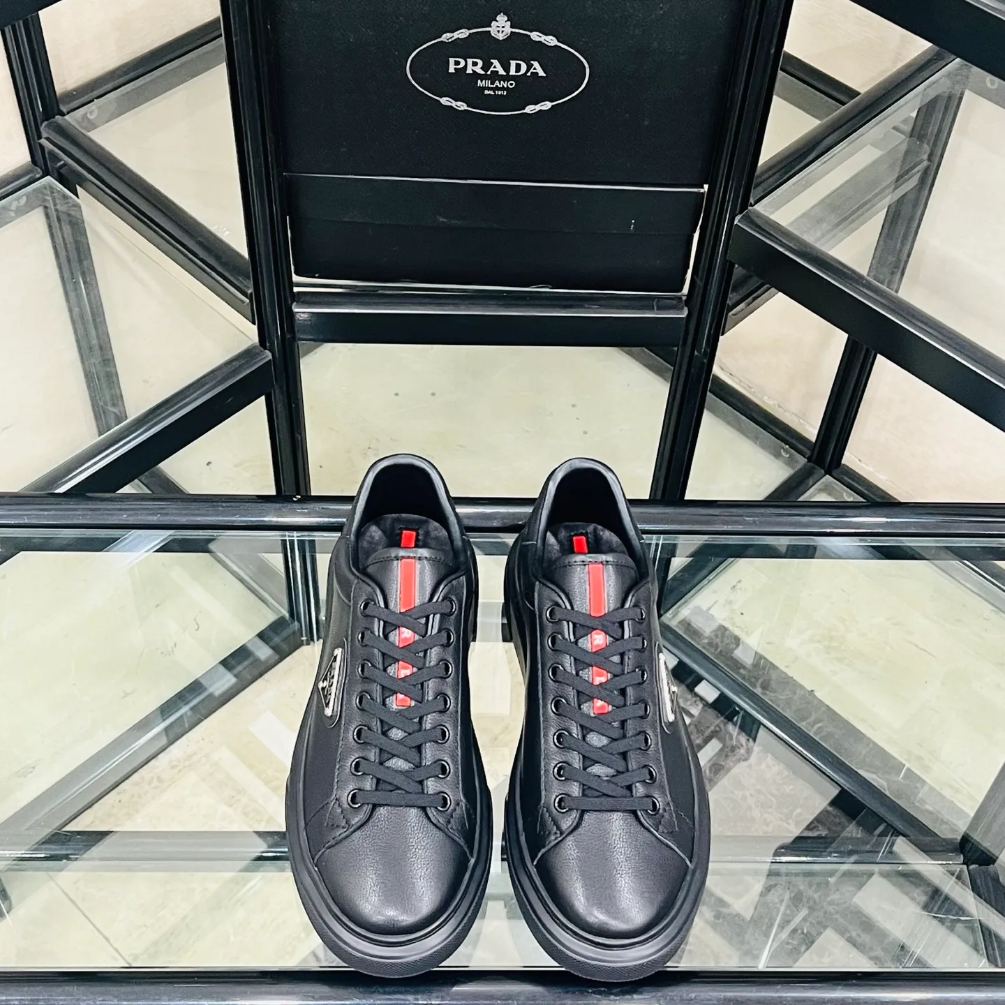 Men's shoes💰440 Prada/Prada Men's new casual shoes, this upper is made of imported calfskin + sheep lining! The outside is decorated with the P family's classic metal triangle enamel logo, and the outsole is made of non-slip sports foam ultra-light outsole, which feels good on the feet and is a fashionable and fashionable item!  Size: 38-44 (45 customized)